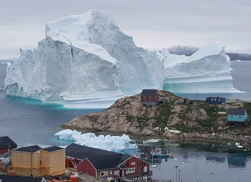 © Reuters. Iceberg gigante próximo ao vilarejo de Innaarsuit, na Groenlândia