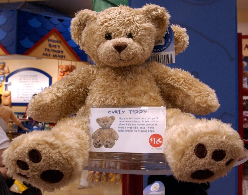 © Reuters. Sample bear at the new Build-A-Bear store on 5th Avenue in New York.