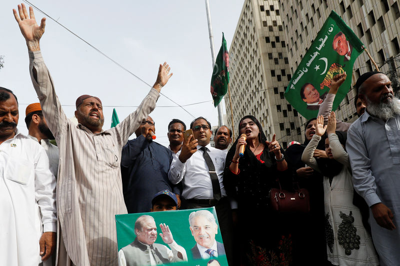 © Reuters. نواز شريف يعود لباكستان لمواجهة حكم بالسجن والسلطات تغلق مدينة لاهور