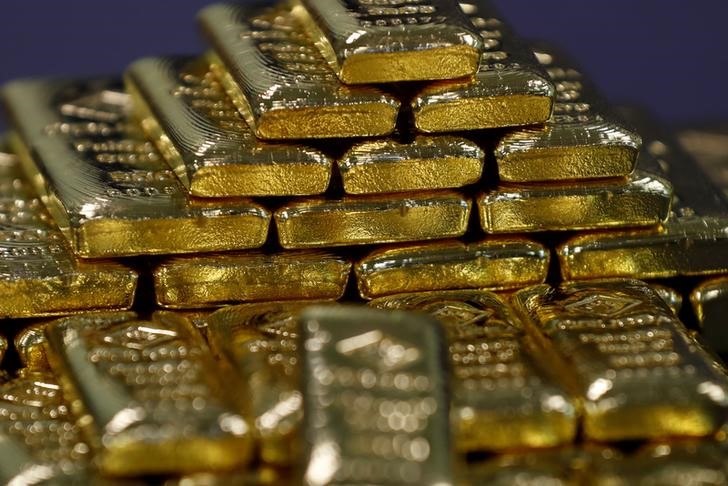 © Reuters. الذهب يهبط لأدنى مستوياته في 7 أشهر مع صعود الدولار