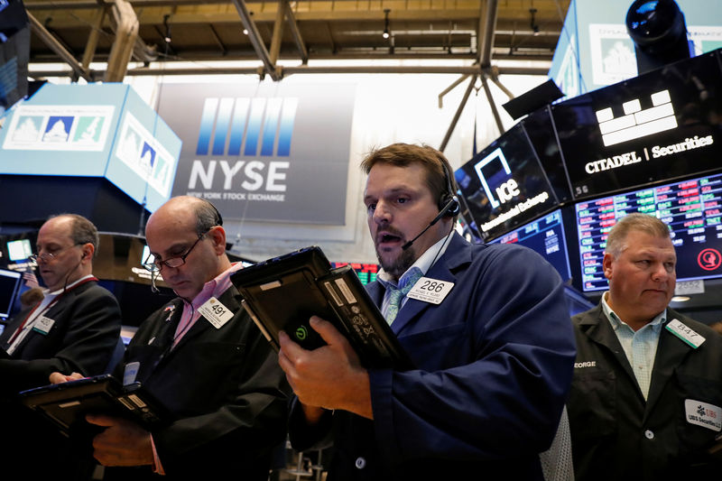 © Reuters. Traders work on the floor of the NYSE in New York