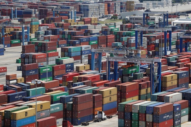 © Reuters. Shipping containers are stacked for storage at Wando Welch Terminal operated by the South Carolina Ports Authority in Mount Pleasant