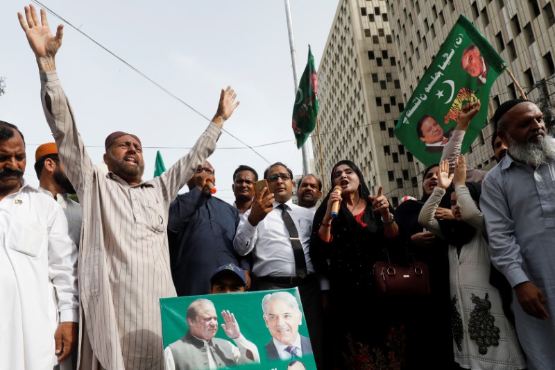 © Reuters. Сторонники партии Пакистанская мусульманская лига на акции протеста в городе Карачи