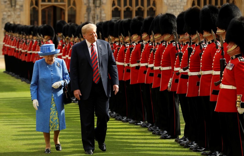 © Reuters. ترامب يلتقي بالملكة إليزابيث في قلعة وندسور