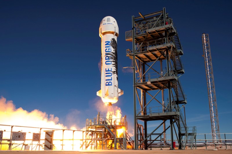 © Reuters. Blue Origin's New Shepard lifts off during a test in Van Horn