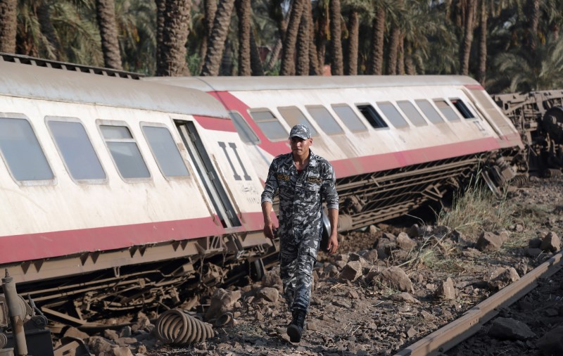 © Reuters. إصابة 58 على الأقل بعد خروج قطار عن القضبان في مصر