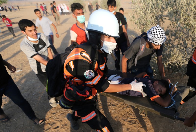 © Reuters. مقتل صبي فلسطيني في احتجاجات على حدود غزة وإصابة جندي إسرائيلي