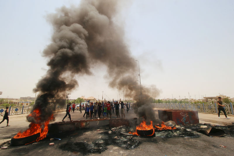 © Reuters. قناة العراقية: عودة الرحلات الجوية في مطار النجف بعد انسحاب المتظاهرين