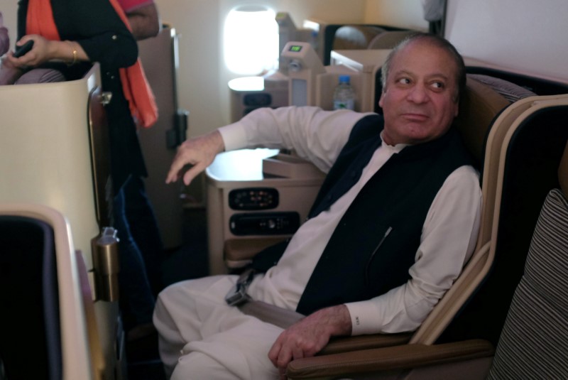 © Reuters. Sharif no avião antes de chegar ao Paquistão