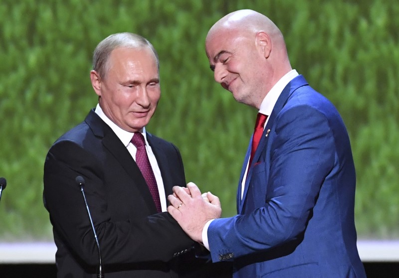 © Reuters. رئيس الفيفا يقول إن كأس العالم غيرت النظرة لروسيا
