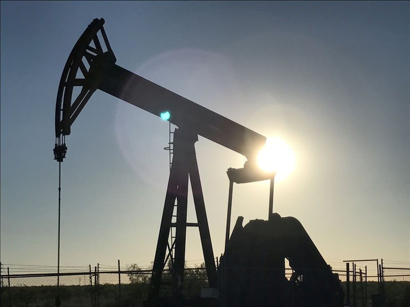 © Reuters. FILE PHOTO: A pump jack is seen at sunset near Midland