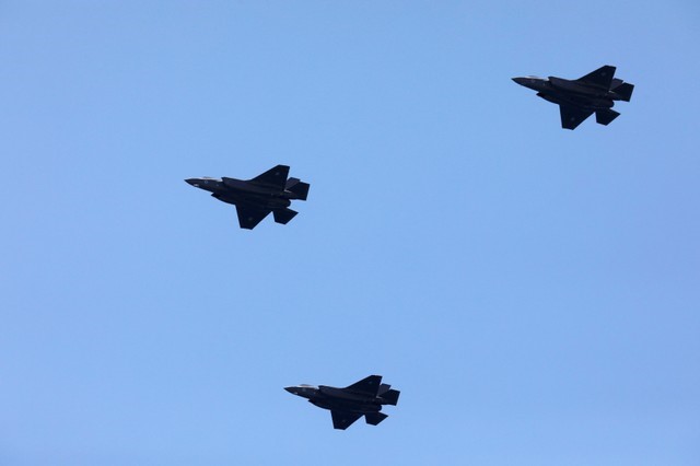 © Reuters. FILE PHOTO: Israeli Air Force F-35 fighter jets fly over the Mediterranean Sea during an aerial show as part of the celebrations for Israel's Independence Day marking the 70th anniversary of the creation of the state, in Tel Aviv