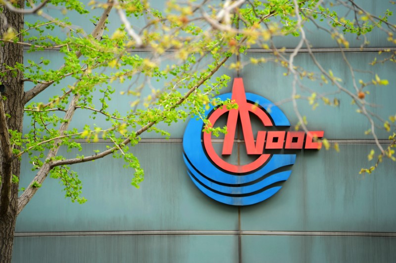 © Reuters. The logo of China National Offshore Oil Corp (CNOOC) is pictured at its headquarters in Beijing