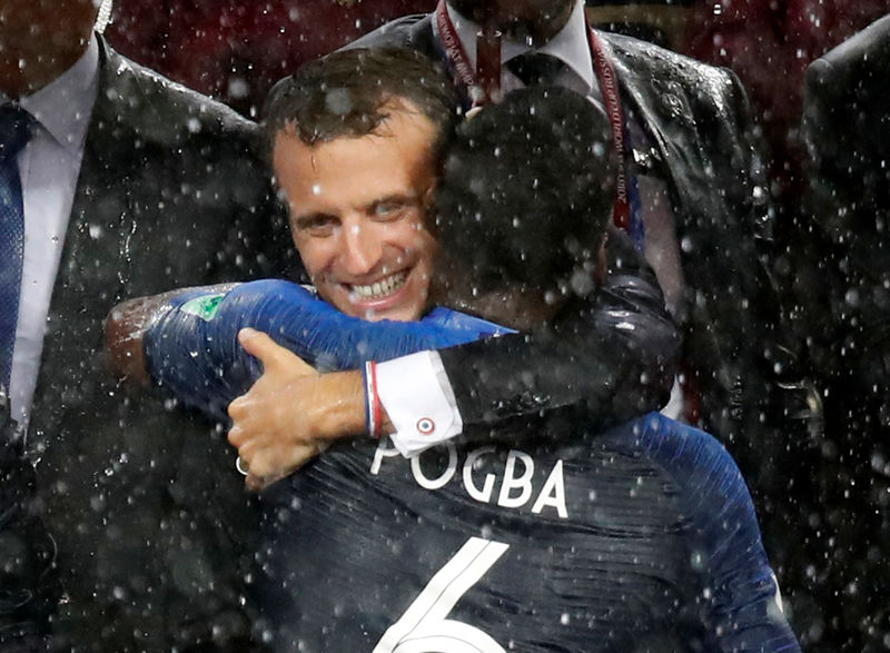 © Reuters. Presidente francês, Emmanuel Macron, abraça meio-campista Paul Pogba