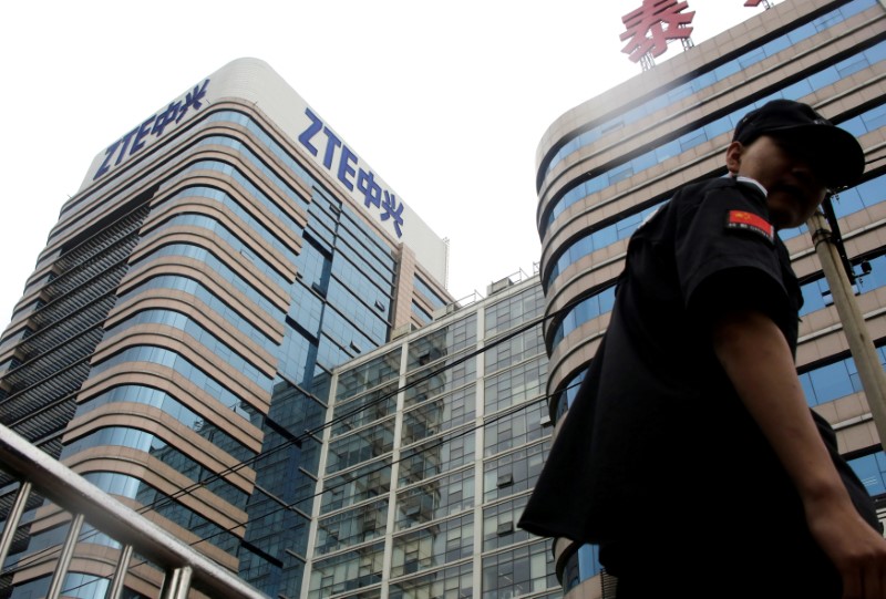 © Reuters. FILE PHOTO: A security guard walks past a building of ZTE Beijing research and development center in Beijing