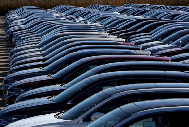 © Reuters. FILE PHOTO: Ford and Lincoln vehicles are parked outside the Oakville Assembly Plant in Oakville