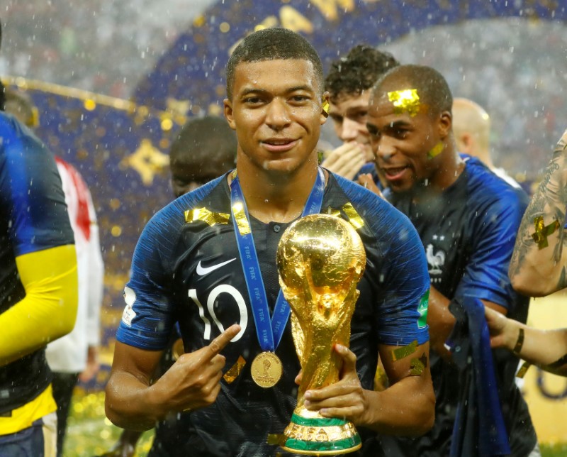 © Reuters. Mbappé levanta la Copa del Mundo y se convierte en la nueva estrella internacional