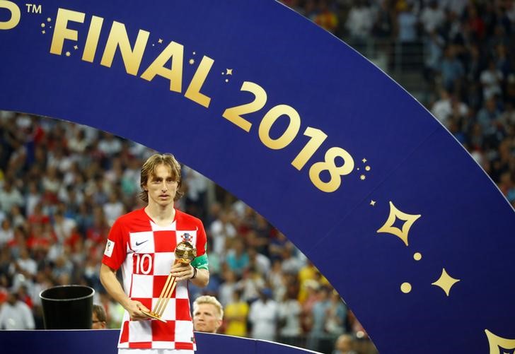 © Reuters. Foto del domingo del capitán de Croacia, Luka Modric, posando con el premio al mejor jugador del Mundial