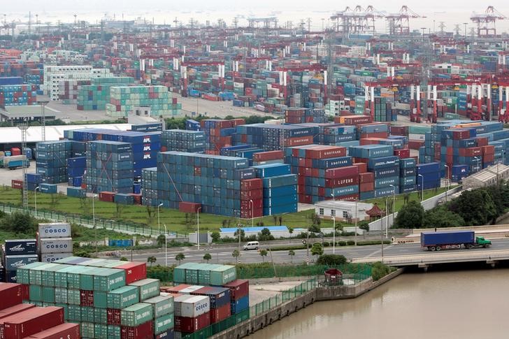 © Reuters. FILE PHOTO: A general view of a container port in Shanghai