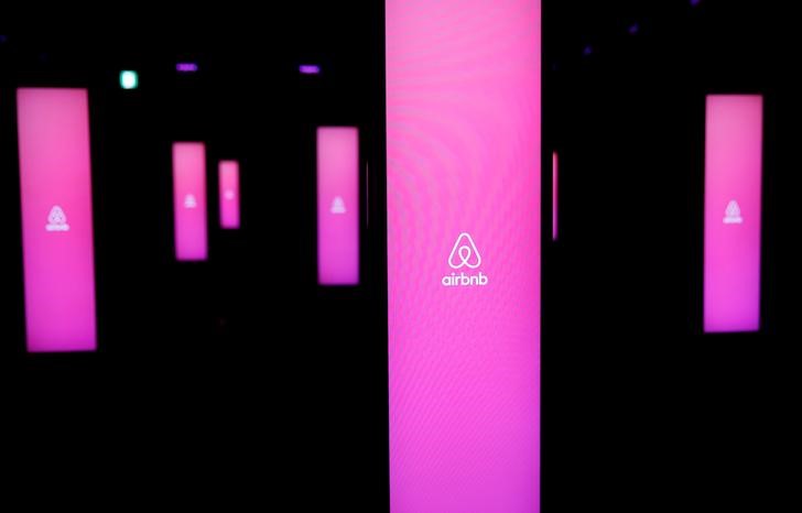 © Reuters. The logos of Airbnb are displayed at an Airbnb event in Tokyo