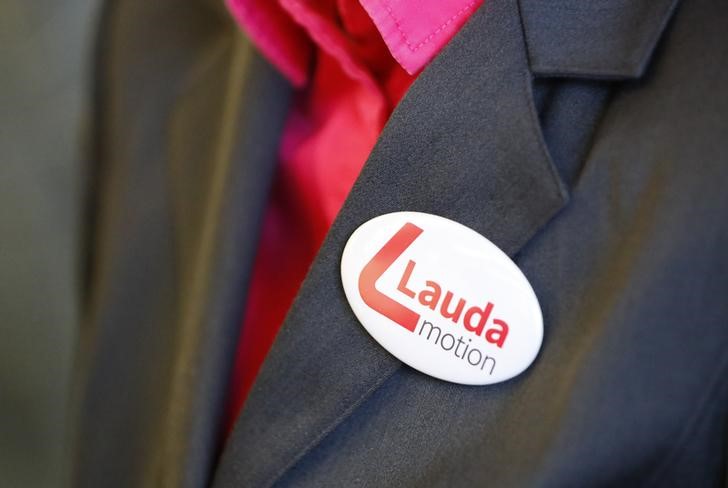 © Reuters. A button with the Laudamotion logo is seen at a flight attendant's jacket in Duesseldorf