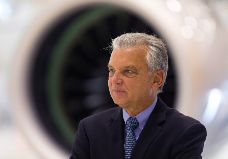 © Reuters. Presidente-executivo da Embraer, Paulo Cesar Silva, posa para fotos na sede da empresa em São José dos Campos