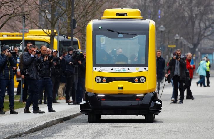© Reuters. A self-driving shuttle bus, operated by the university hospital Charite and public transport company BVG, drives autonomously during a presentation to the media at the Charite Campus in Berlin