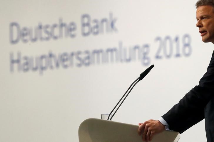 © Reuters. Deutsche sorprende al mercado al mejorar su previsión de beneficios