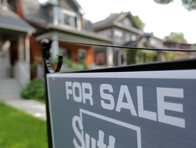 © Reuters. FILE PHOTO: A sign advertises a house for sale on a residential street in midtown Toronto