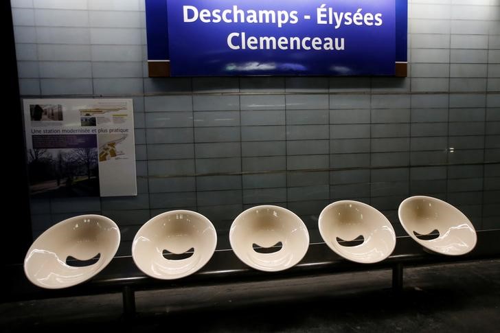 © Reuters. El metro de París cambia nombres de las estaciones en honor a los campeones del mundo
