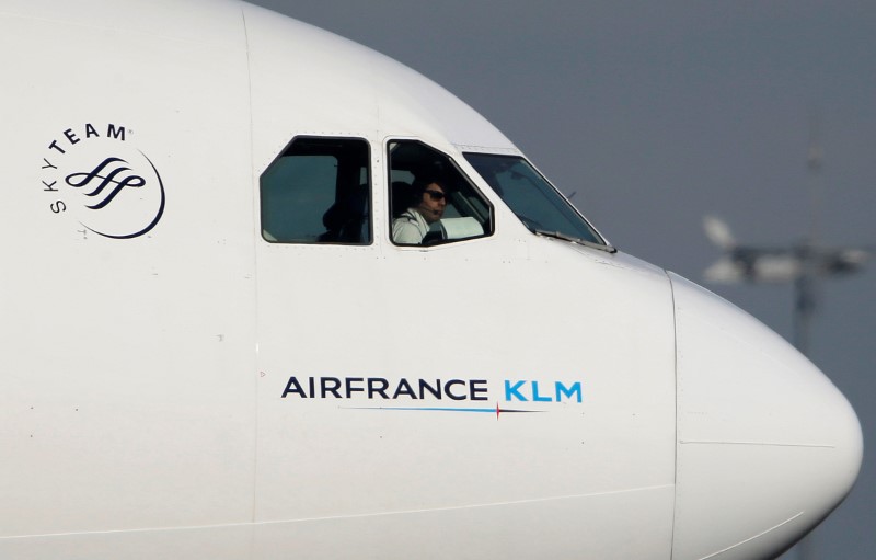 © Reuters. FILE PHOTO: An Air France pilot looks on as he taxis his Boeing 777 aircraft after landing at the Charles de Gaulle International Airport in Roissy, near Paris