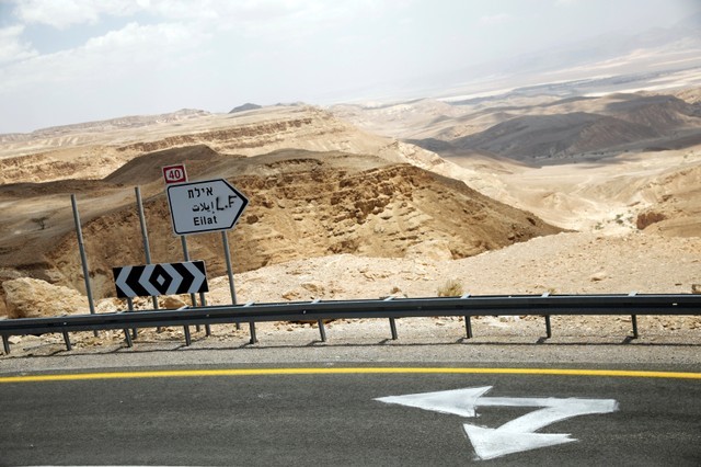© Reuters. A road sign pointing to the direction of the southern Israeli city of Eilat is seen north to Eilat