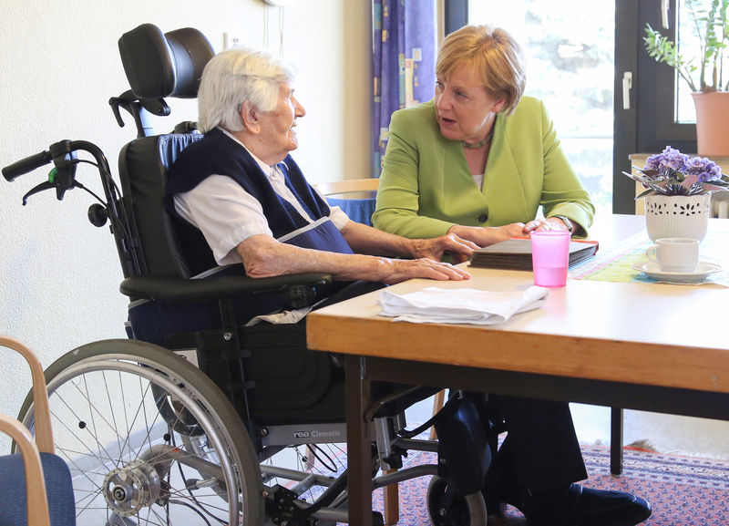 © Reuters. German Chancellor Merkel visits the St. Johannisstift old people's home in Paderborn