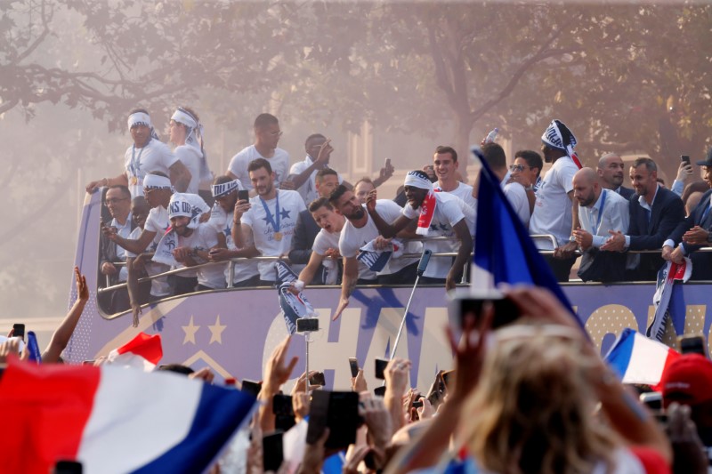 © Reuters. استقبال الأبطال لمنتخب فرنسا الفائز بكأس العالم