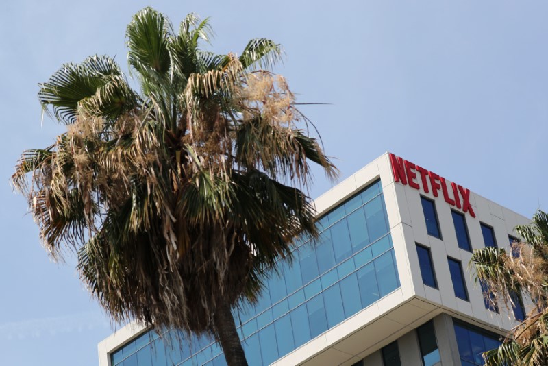 © Reuters. The Netflix logo is seen on their office in Hollywood, Los Angeles