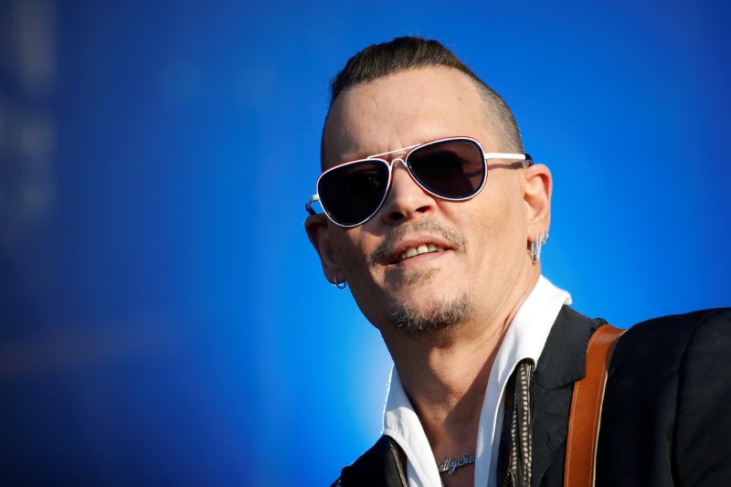 © Reuters. Johnny Depp durante apresentação em festival de música em Clisson, na França