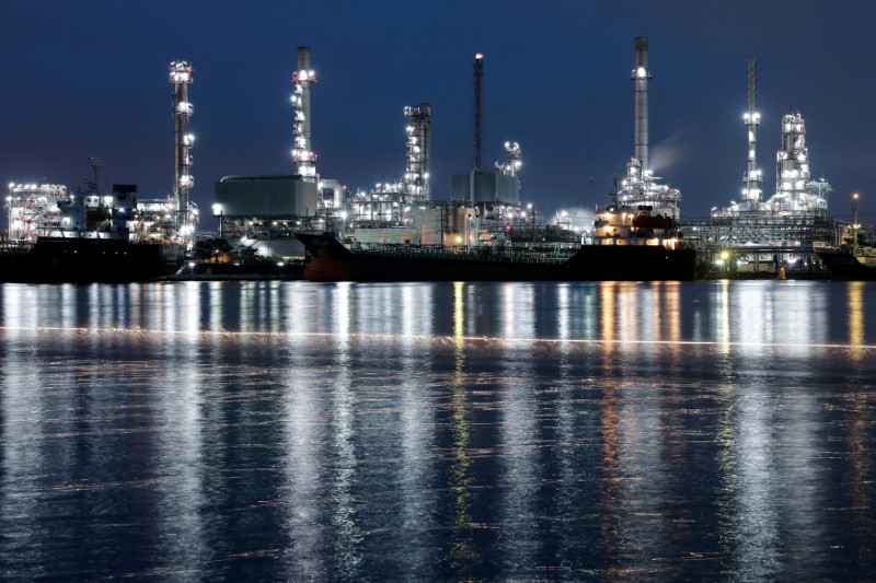 © Reuters. FILE PHOTO: A general view shows the Bangchak oil refinery in Bangkok