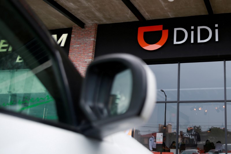 © Reuters. FILE PHOTO: The logo of Chinese ride-hailing firm Didi Chuxing is seen at their new drivers center in Toluca