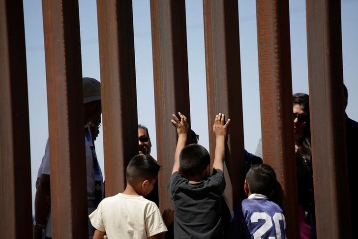 © Reuters. قاض أمريكي يعلق مؤقتا ترحيل أسر المهاجرين التي تم لم شملها