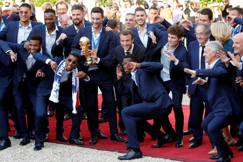 © Reuters. La afición franceses da la bienvenida a los héroes que ganaron el Mundial