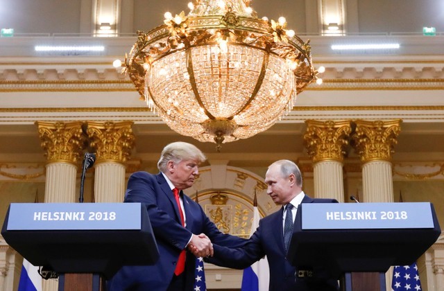 © Reuters. Президент РФ Владимир Путин и президент США Дональд Трамп во время совместной пресс-конференции по итогам переговоров в Хельсинки