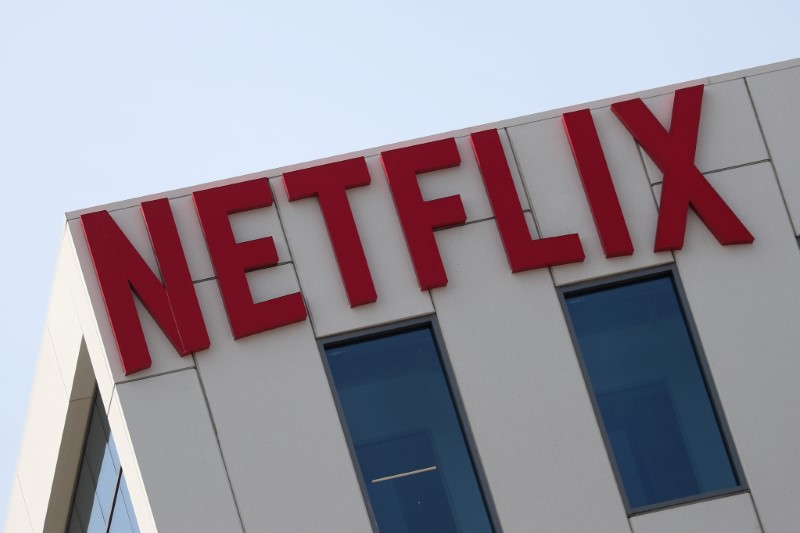 © Reuters. Логотип Netflix на здании, в котором расположен офис компании, в Голливуде