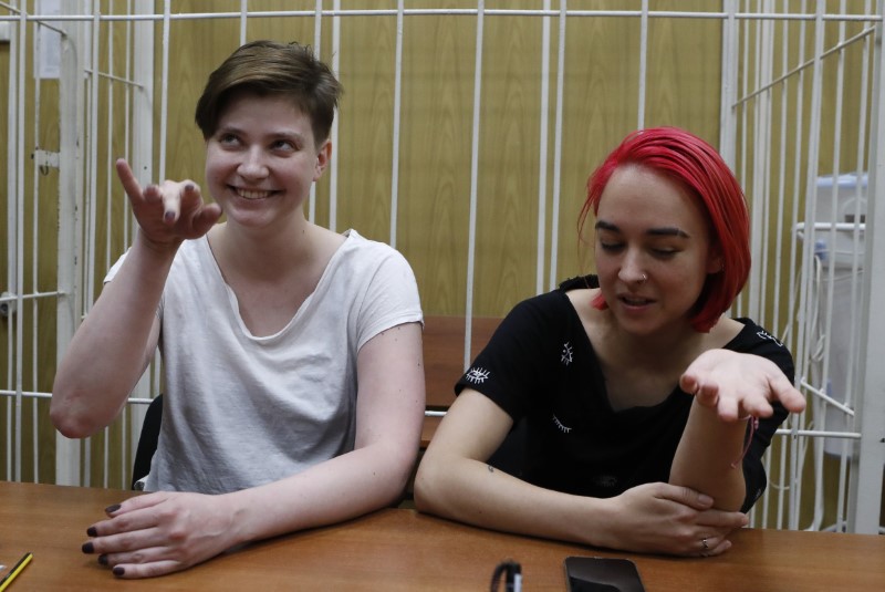 © Reuters. Участники группы Pussy Riot Ольга Пахтусова (слева) и Ольга Курачева, выбежавшие на поле во время финального матча ЧМ-2018, на судебном заседании в Москве