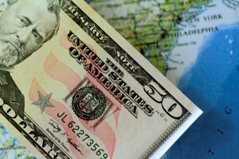 © Reuters. الدولار ينزل قبل شهادة رئيس المركزي الأمريكي