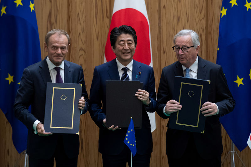 © Reuters. Japanese Prime Minister Shinzo Abe poses after signing a contract with European Commission President Jean-Claude Juncker and European Council President Donald Tusk at the Japanese Prime Minister's office in Tokyo