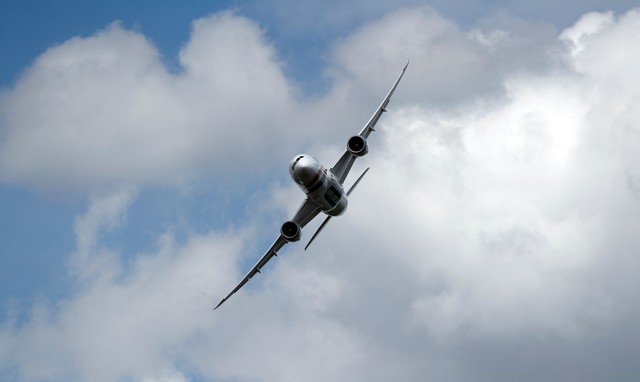 © Reuters. A Boeing 787 puts on a display at the Farnborough Airshow, in Farnborough