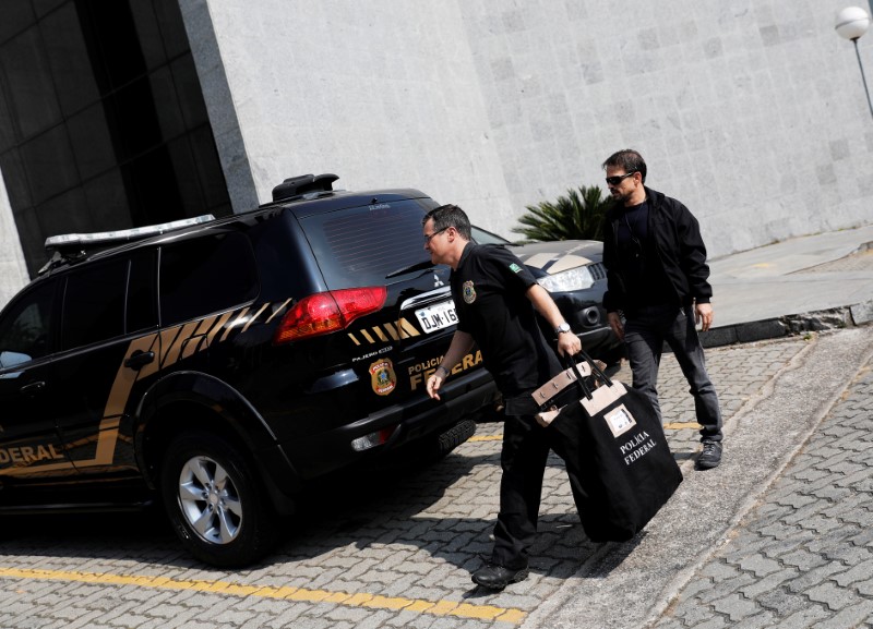 © Reuters. Agentes da PF durante operação em São Paulo