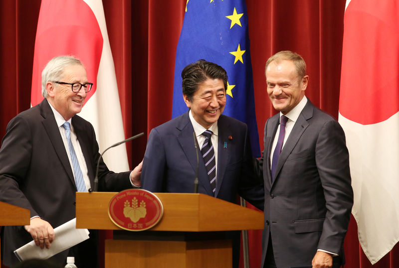 © Reuters. Primeiro-ministro do Japão, Shinzo Abe, presidente da Comissão Europeia, Jean-Claude Juncker e presidente do Conselho Europeu, Donald Tusk, durante coletiva de imprensa em Tóquio