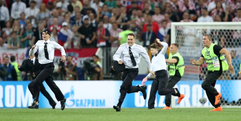 © Reuters. Ativistas ligados à banda Pussy Riot invadem campo durante final da Copa do Mundo, em Moscou