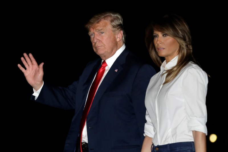 © Reuters. Presidente dos EUA, Donald Trump, acena ao lado da primeira-dama Melania Trump na chegada à Casa Branca após viagem pela Europa